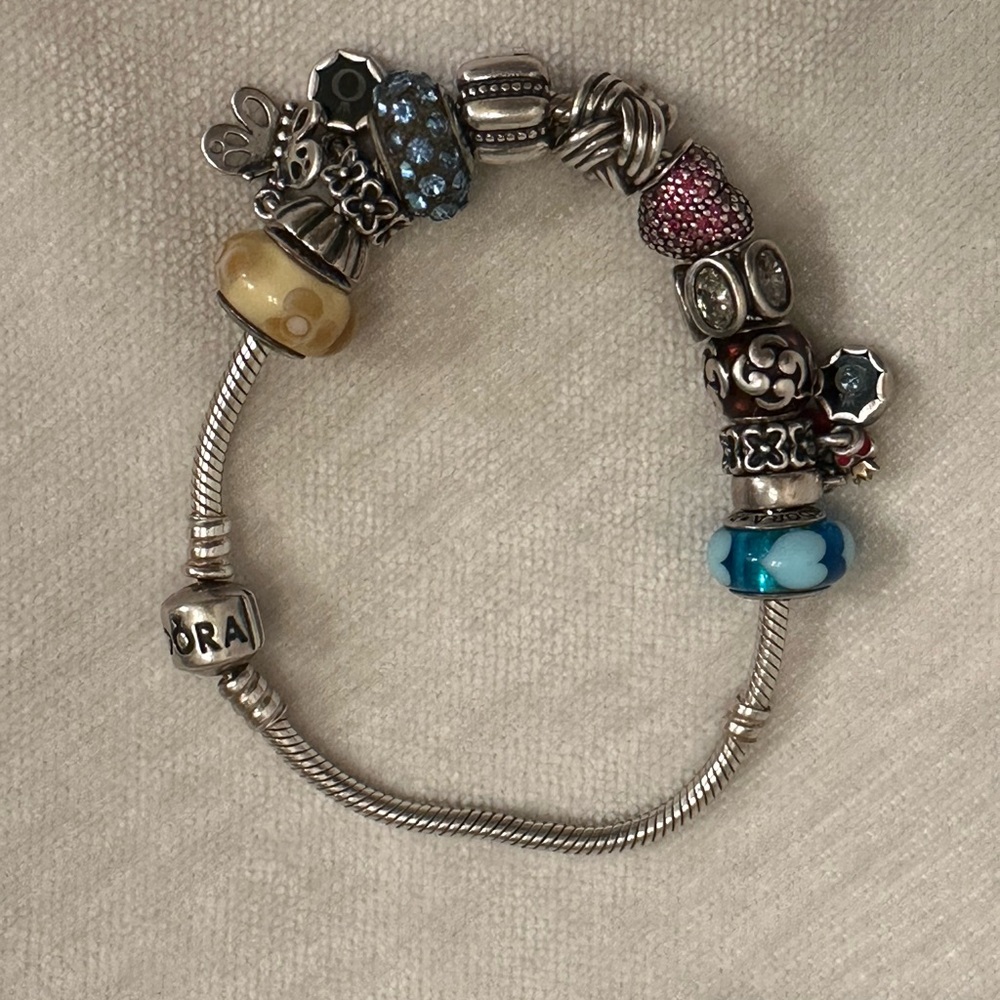 Beautiful Pandora bracelet with 12 Pandora charms